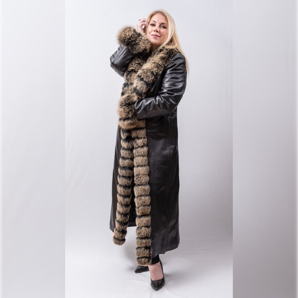 Leather coat trimmed in fox fur - Picture 4 of 12